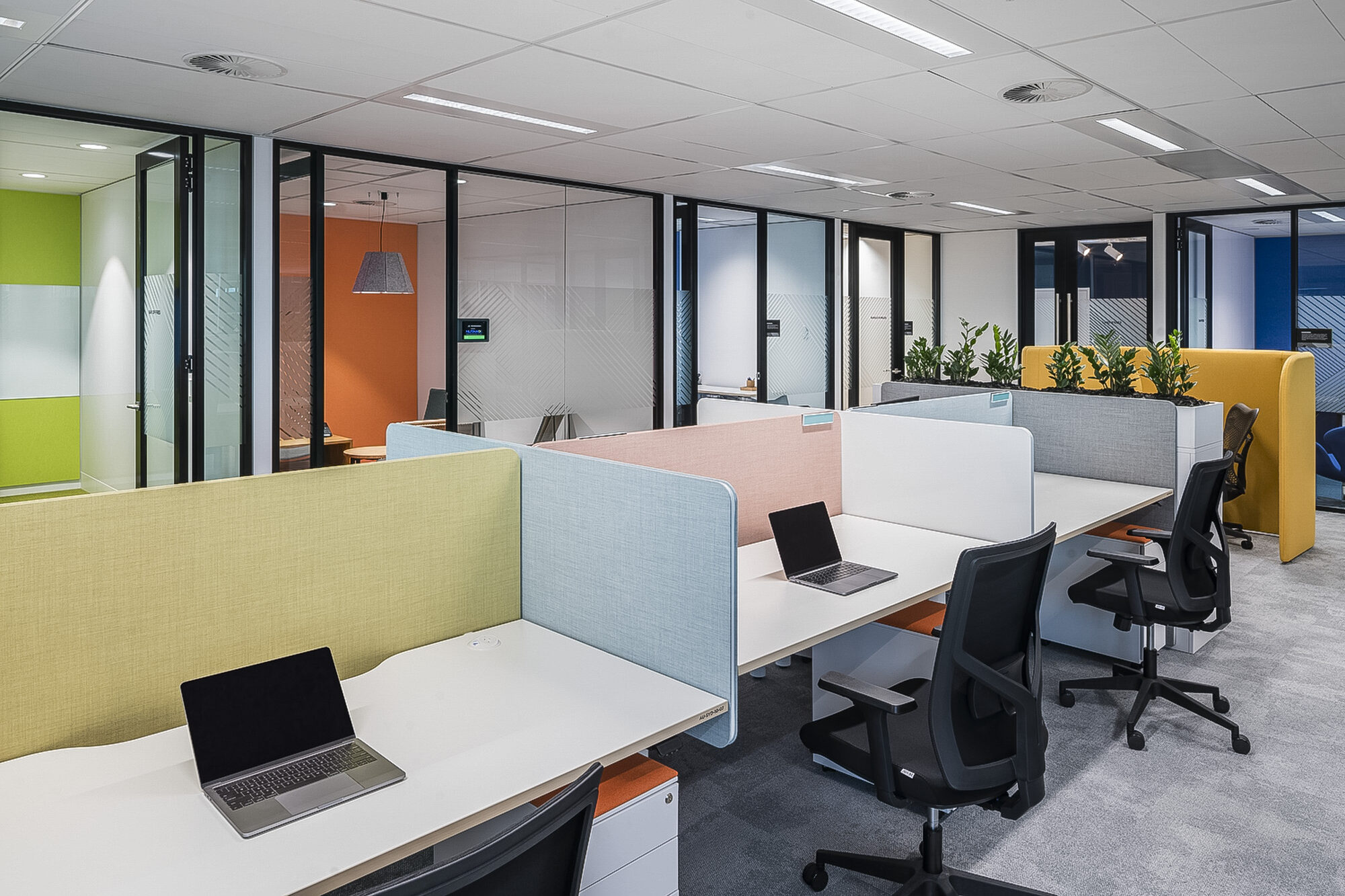 Working stations Nutanix Sydney Facilitate Corporation Workplace Design Build 0611 2000x1333